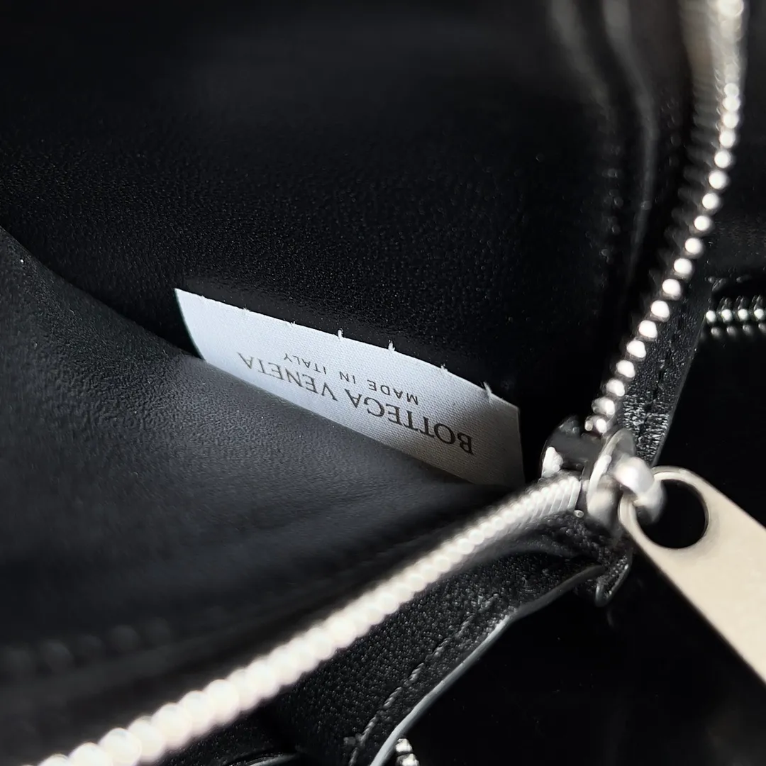 Batch 960 BV wallet has a low-key appearance and a simple and attractive woven design. It can be used as a gift for men🎁. It has enough space and is very practical. It can also be used by girls. The zipper is smooth and the wiring is meticulous. It is low-key and not exaggerated. Style number: 593217 Size: 19*10*2